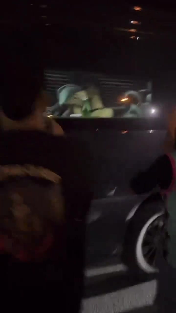开云体育官方网站-小秀身材！文班亚马打赤膊坐在大巴上 引得球迷连连尖叫